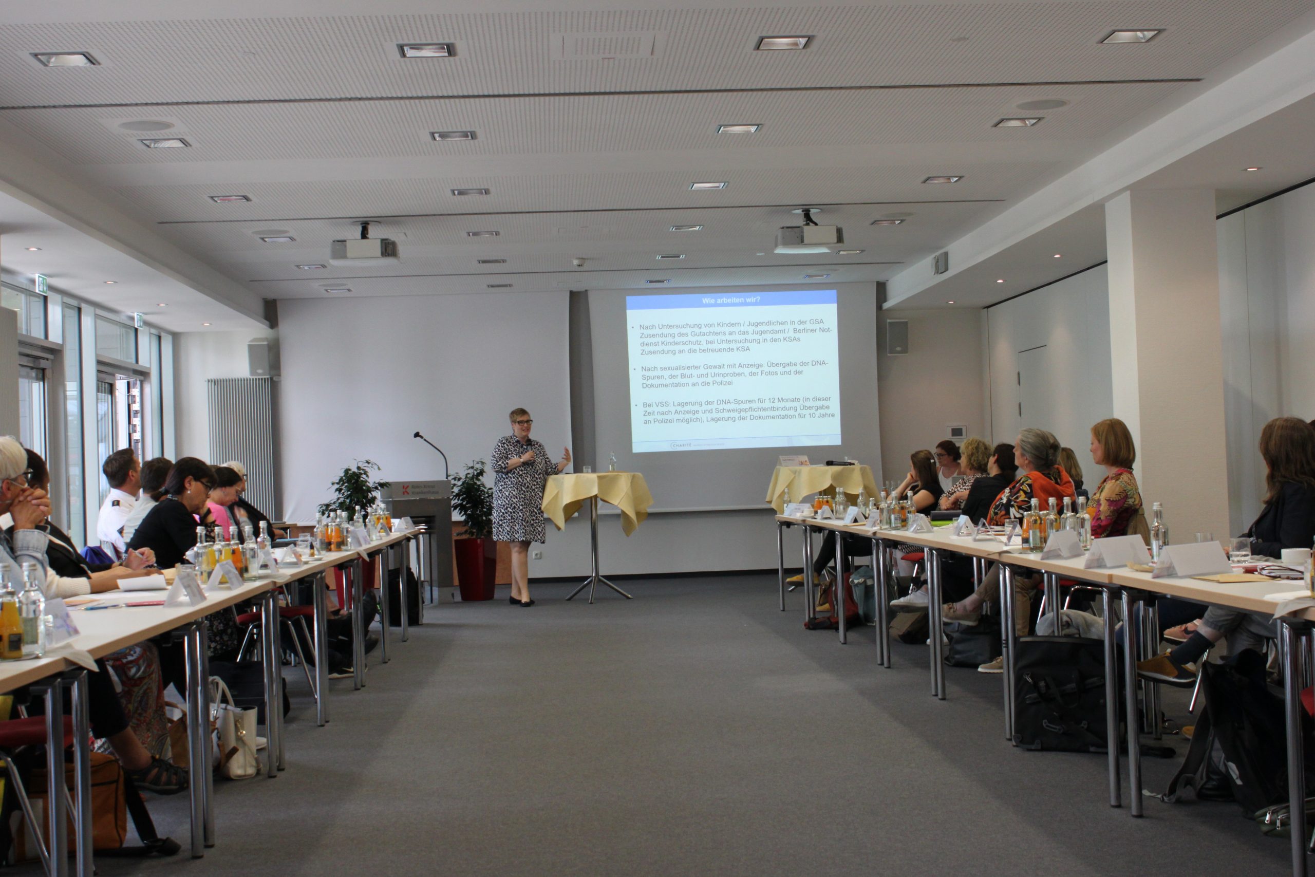 Dr. Saskia Etzold leitet die Gewaltschutzambulanz an der Charité Berlin, deren Arbeit sie am Runden Tisch vorstellte